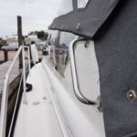 Fairline Targa 30/33 - Sturdy guard rails along the side decks
