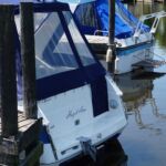 Monterey 296 - Stern view with bathing platform and telescopic ladder