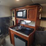 Rinker Fiesta V270 - Galley with hob, sink and fridge