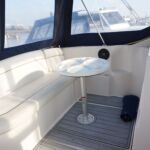 Rinker Fiesta V 270 - Cockpit table and transom seating area