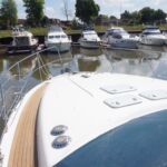 Broom 450 - Forward deck with fender baskets