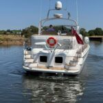 Broom 450 - Large bathing platform, integrated steps and centre lift davit with electric winch