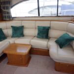 Broom 450 - Saloon seating with coffee table