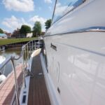 Broom 450 - Wide side decks with solid guard rails and grab rails