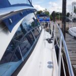 Sealine S34 - Solid guard rails on the side decks
