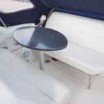 Regal 2665 Commodore - Cockpit seating and table
