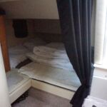 Regal 2665 Commodore - Privacy curtain to midships berth
