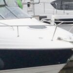 Regal 2665 Commodore - Forward deck with pulpit, grab rails and electric anchor windlass.