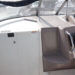 Regal 2665 Commodore - Step up to walk thru windscreen